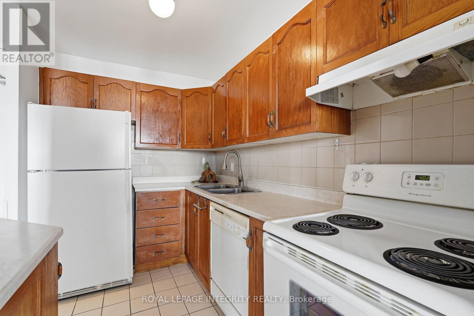 1110 - 2000 Jasmine Crescent, Ottawa, ON - Indoor Photo Showing Kitchen With Double Sink