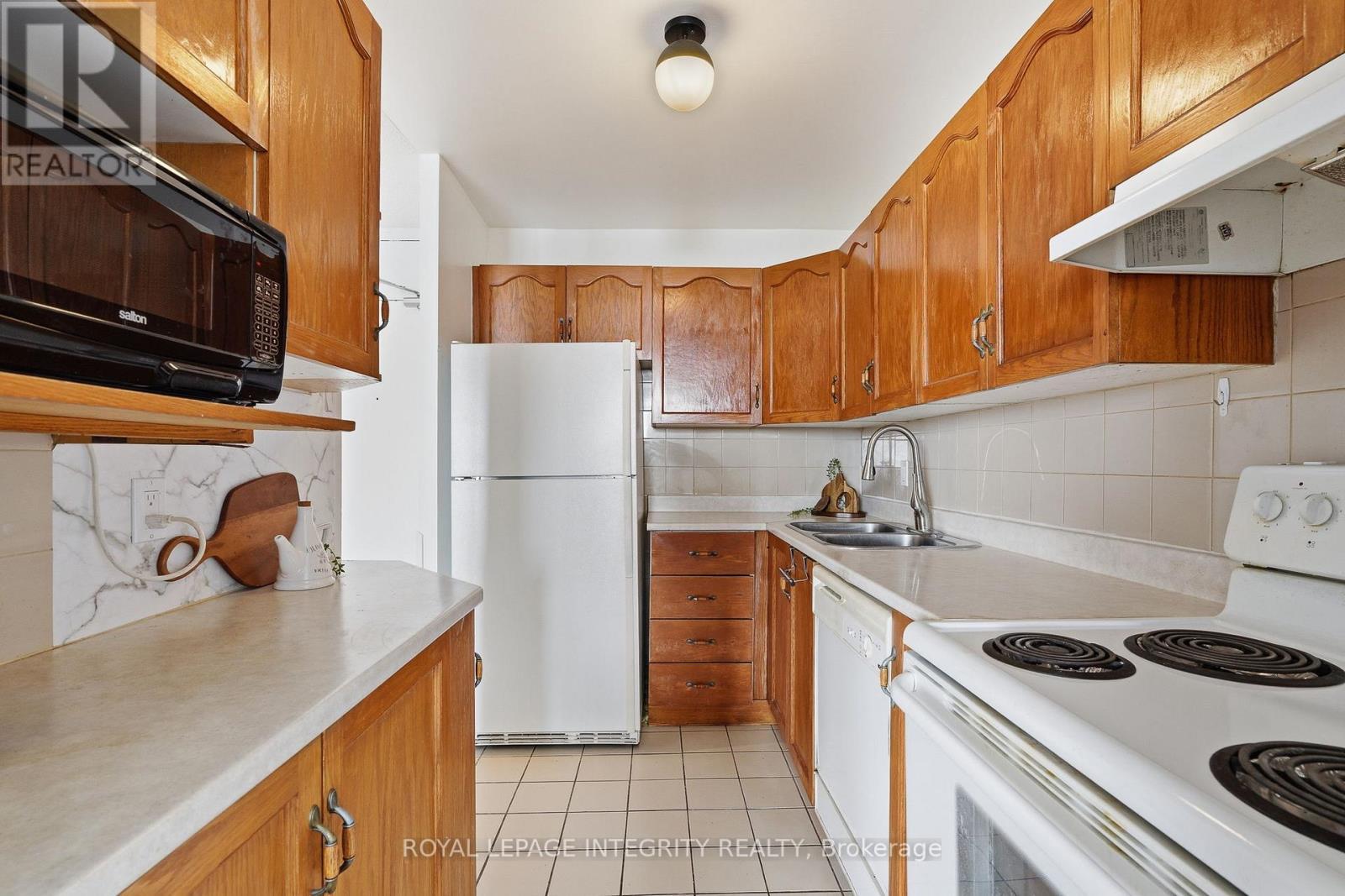 1110 - 2000 Jasmine Crescent, Ottawa, ON - Indoor Photo Showing Kitchen With Double Sink