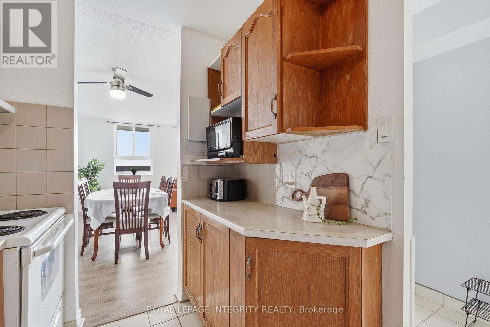 1110 - 2000 Jasmine Crescent, Ottawa, ON - Indoor Photo Showing Kitchen