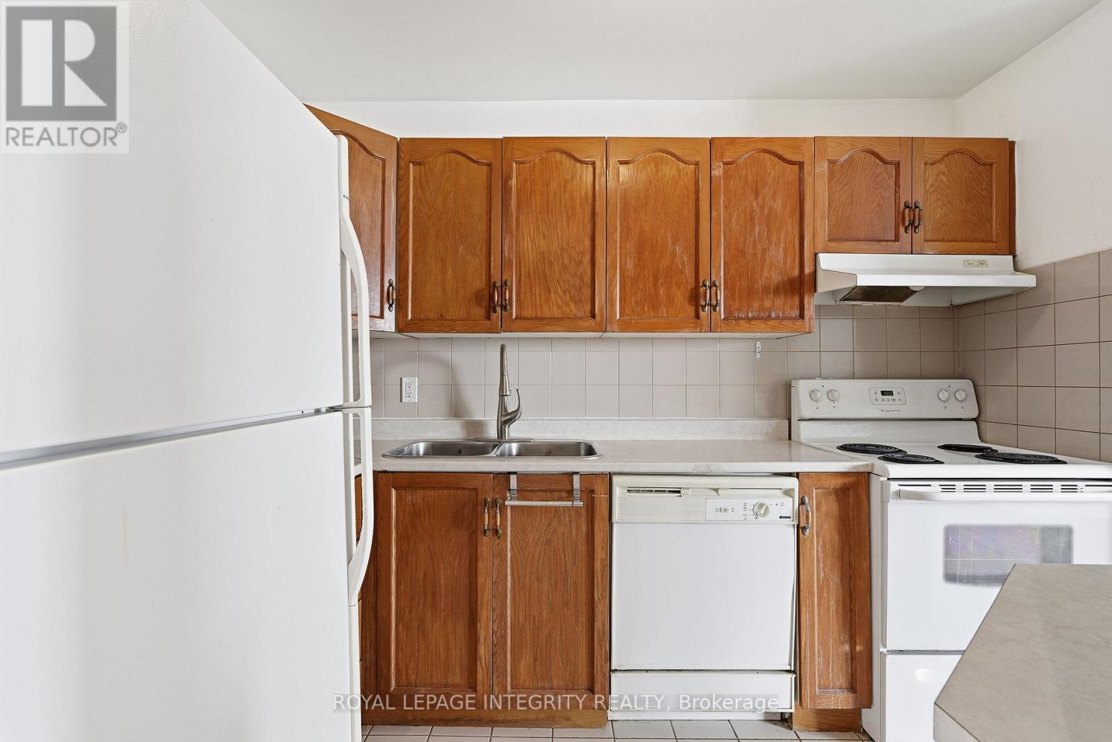 1110 - 2000 Jasmine Crescent, Ottawa, ON - Indoor Photo Showing Kitchen With Double Sink