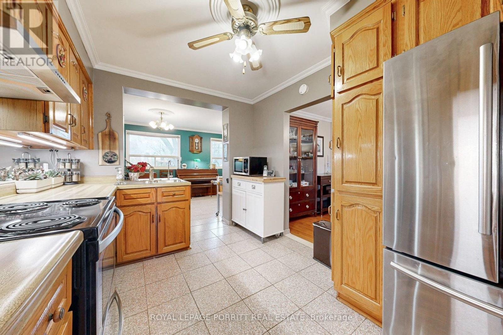 1435 Strathy Avenue, Mississauga, ON - Indoor Photo Showing Kitchen
