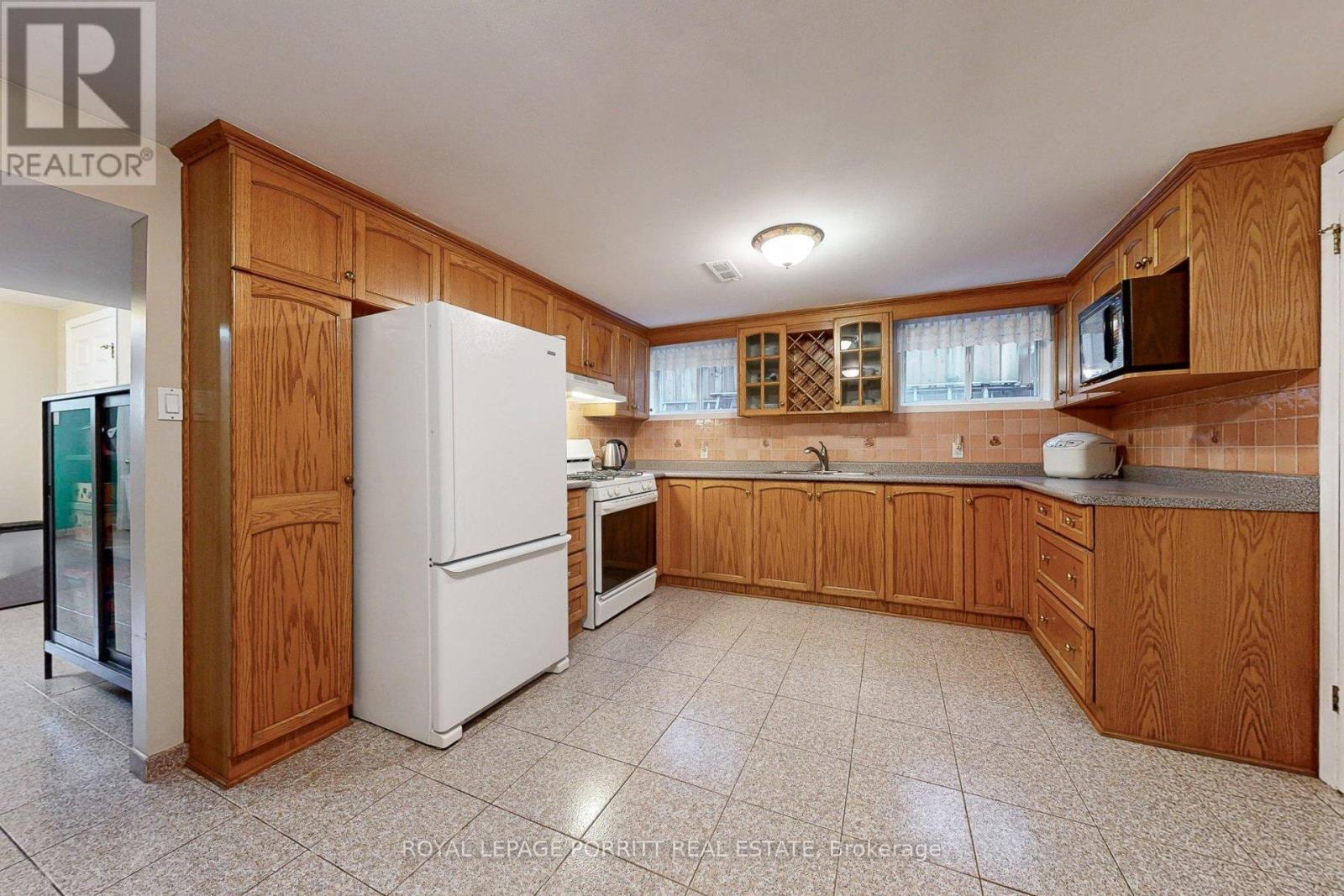 Lower Kitchen - 1435 Strathy Avenue, Mississauga, ON - Indoor Photo Showing Kitchen
