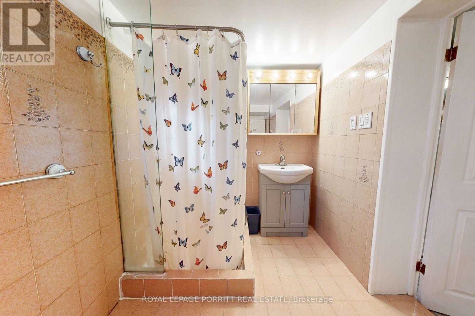 Lower 4-piece washroom - 1435 Strathy Avenue, Mississauga, ON - Indoor Photo Showing Bathroom