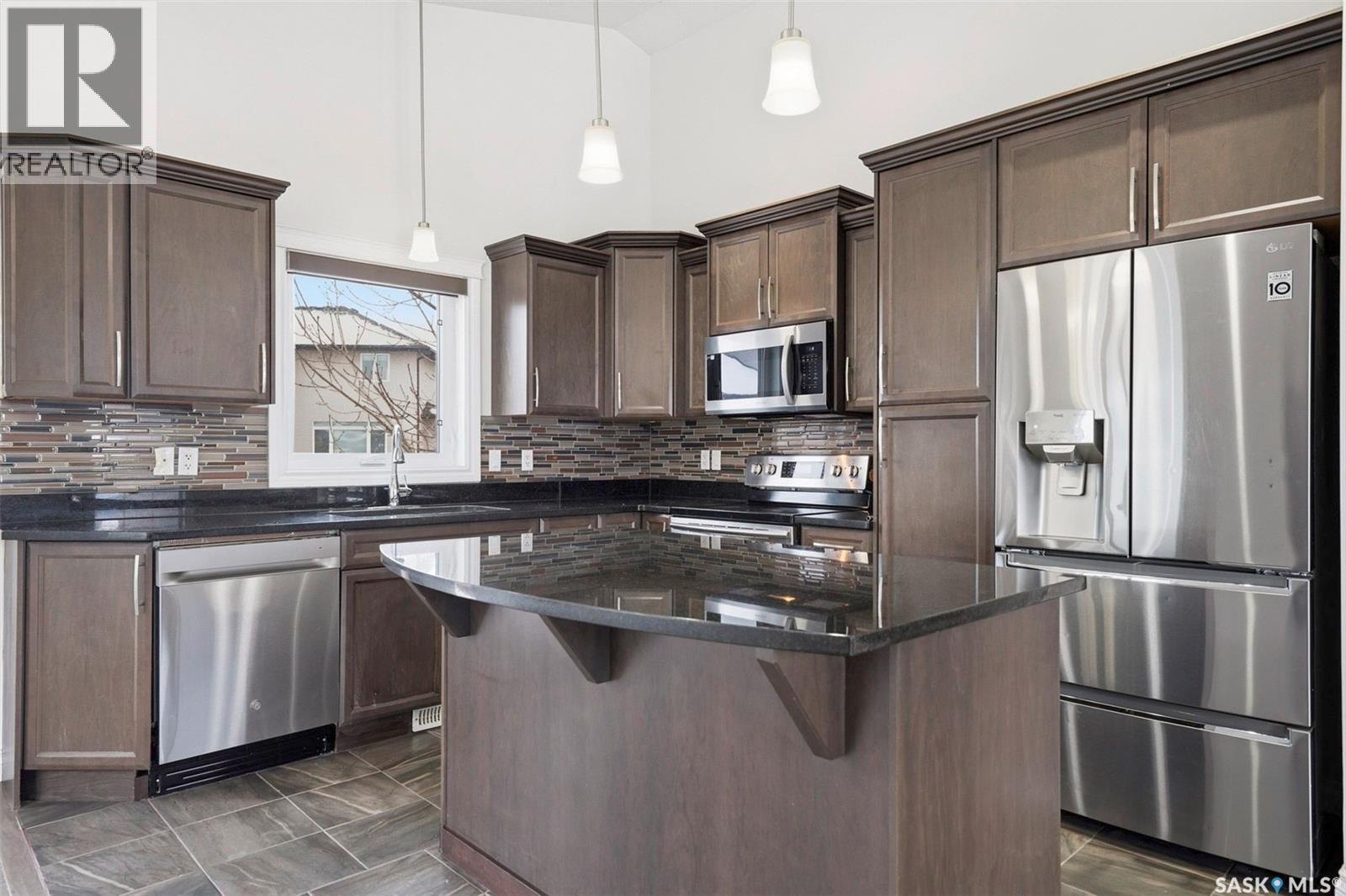 911 Hunter Road, Saskatoon, SK - Indoor Photo Showing Kitchen With Upgraded Kitchen