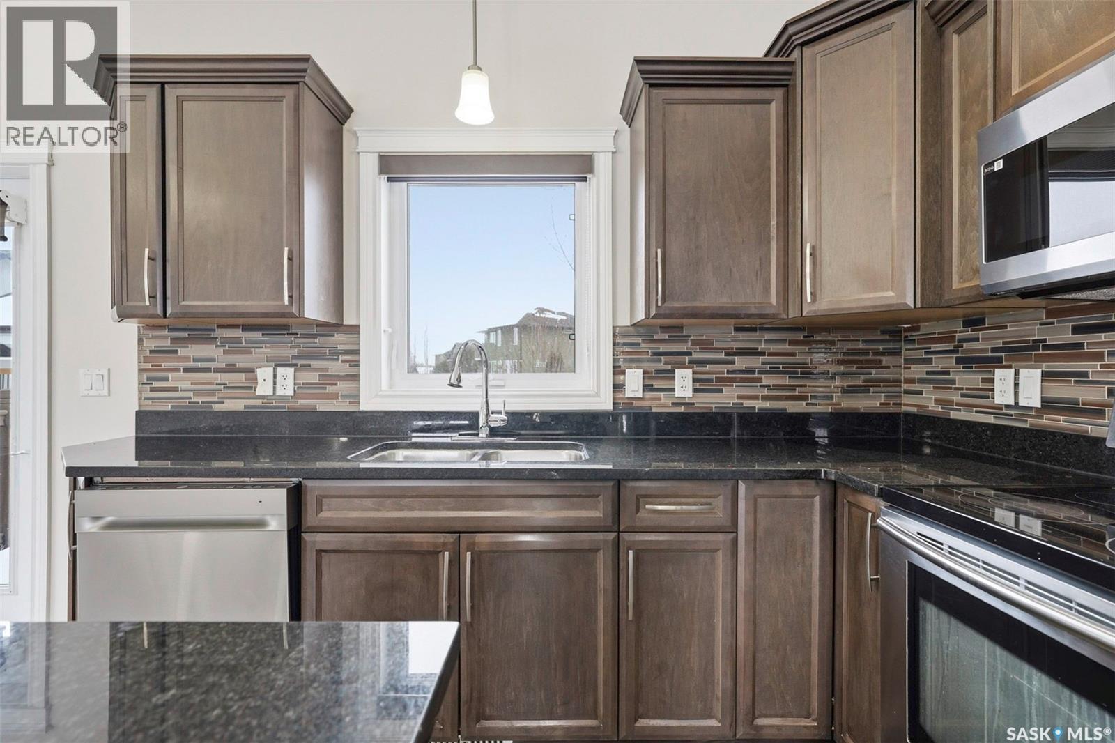 911 Hunter Road, Saskatoon, SK - Indoor Photo Showing Kitchen With Double Sink