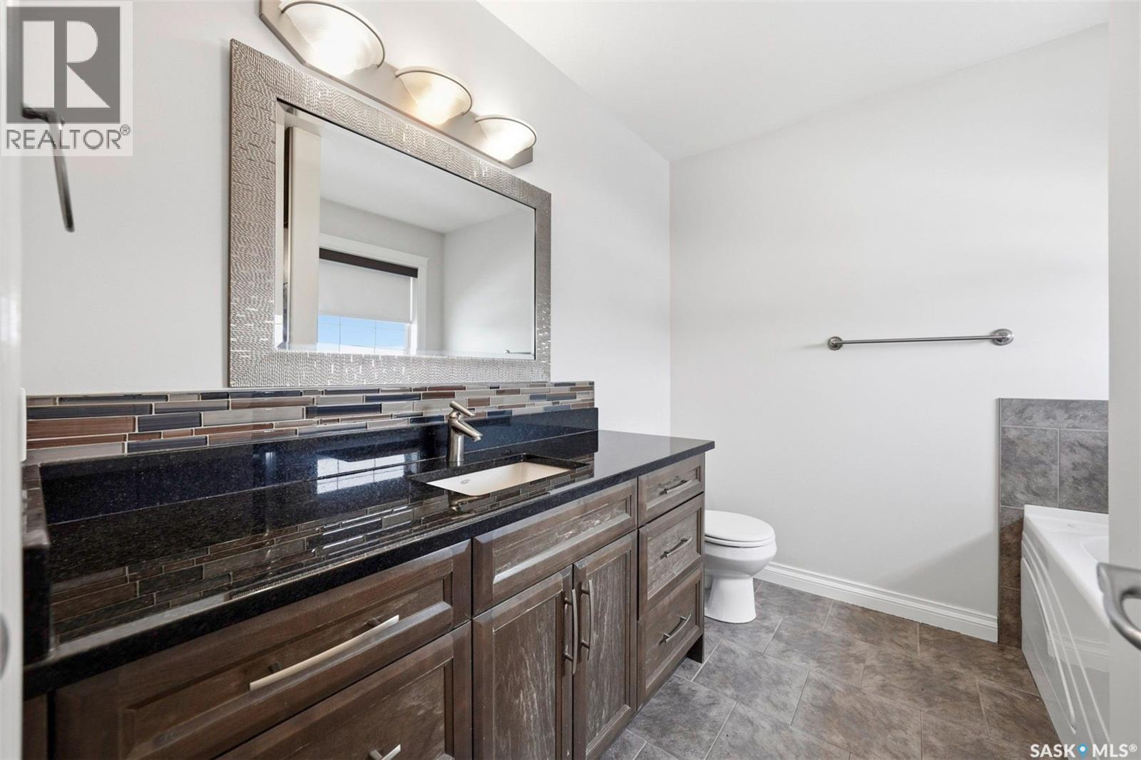 911 Hunter Road, Saskatoon, SK - Indoor Photo Showing Bathroom