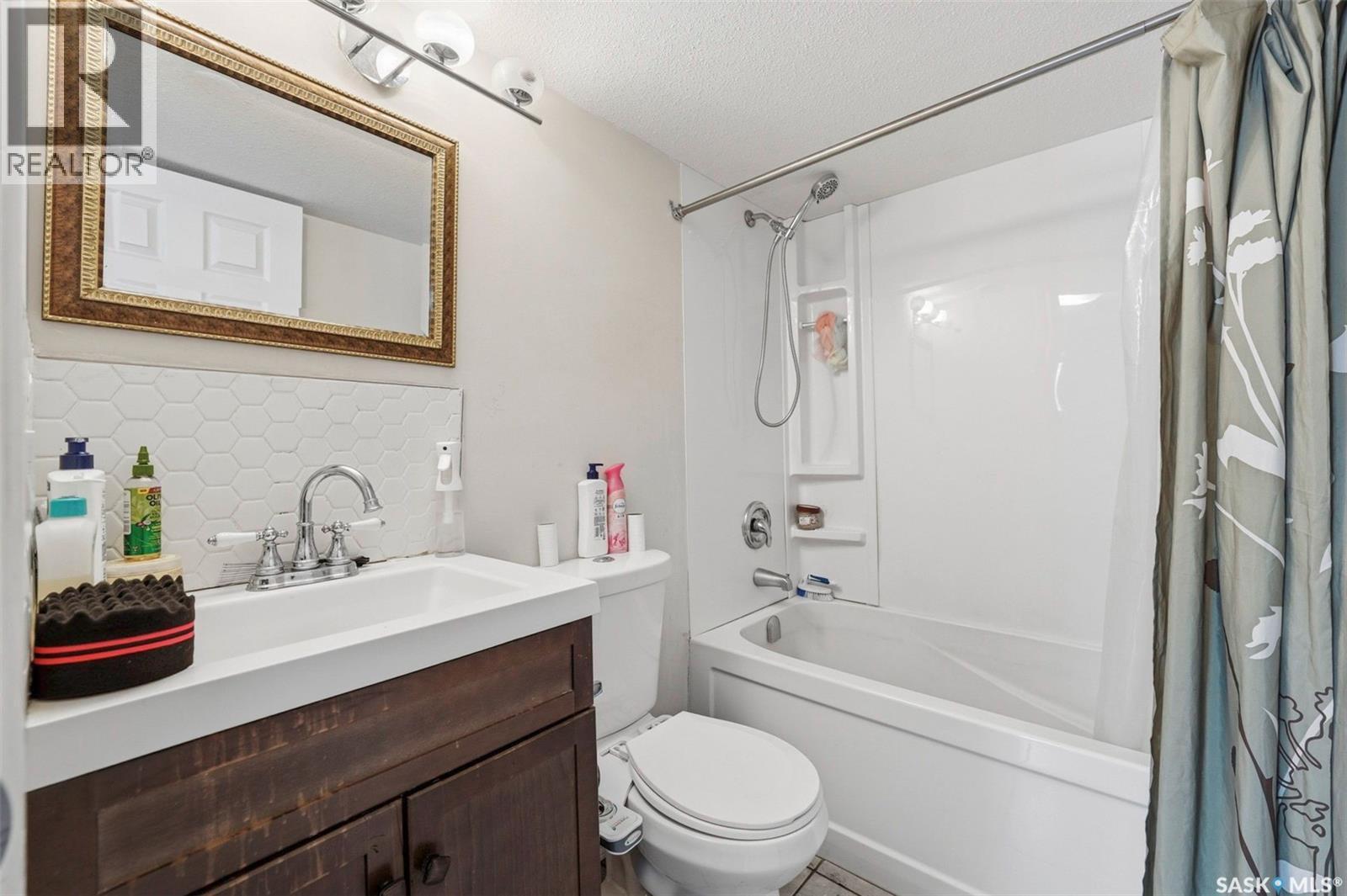 911 Hunter Road, Saskatoon, SK - Indoor Photo Showing Bathroom