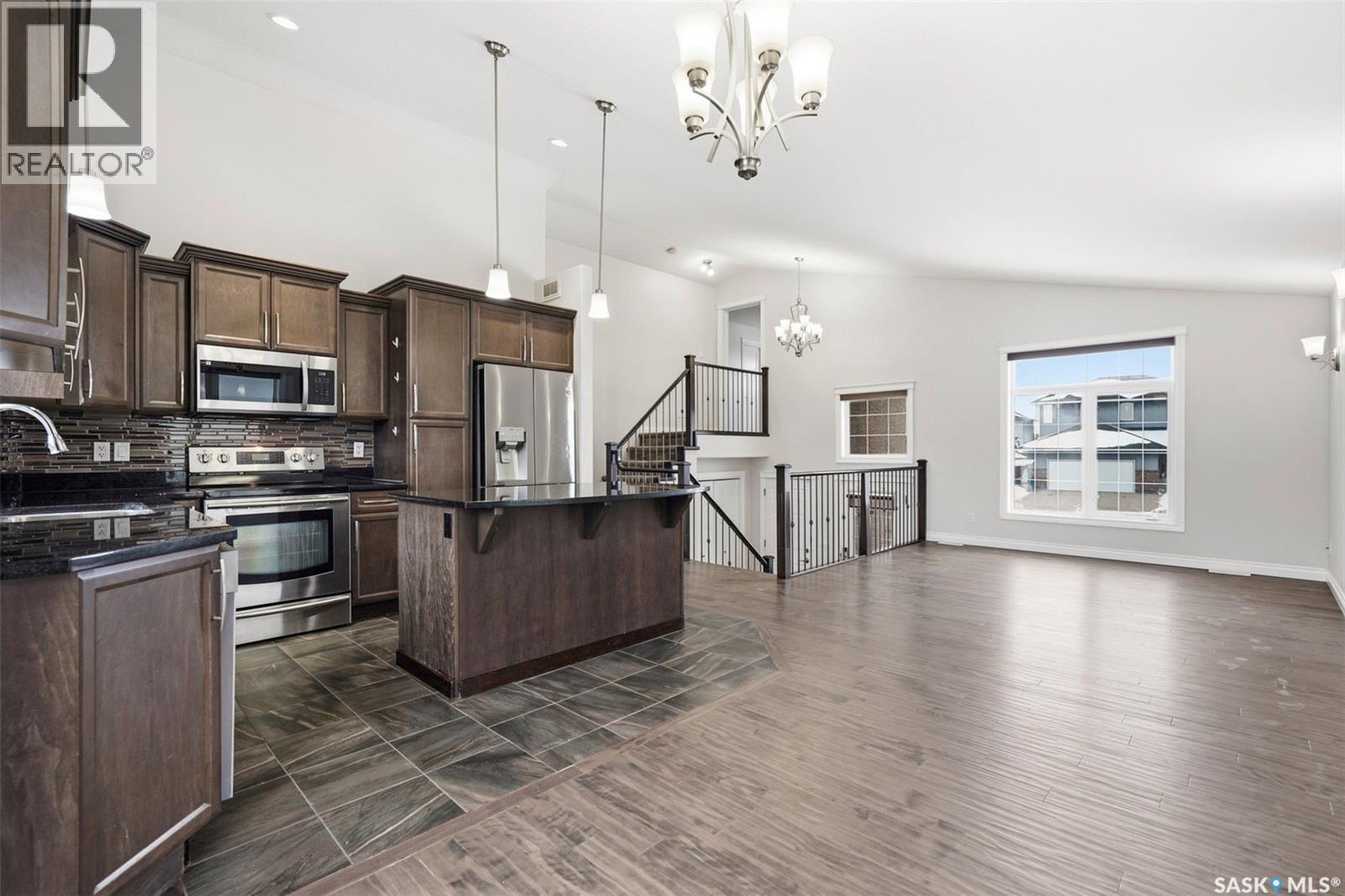 911 Hunter Road, Saskatoon, SK - Indoor Photo Showing Kitchen With Upgraded Kitchen