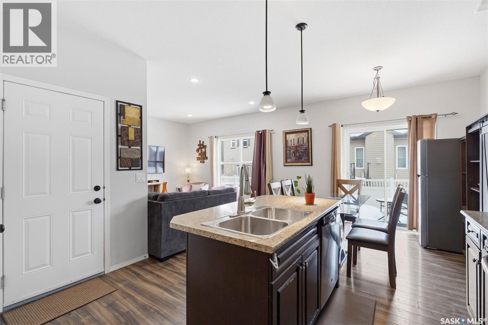 722 150 Langlois Way, Saskatoon, SK - Indoor Photo Showing Kitchen With Double Sink