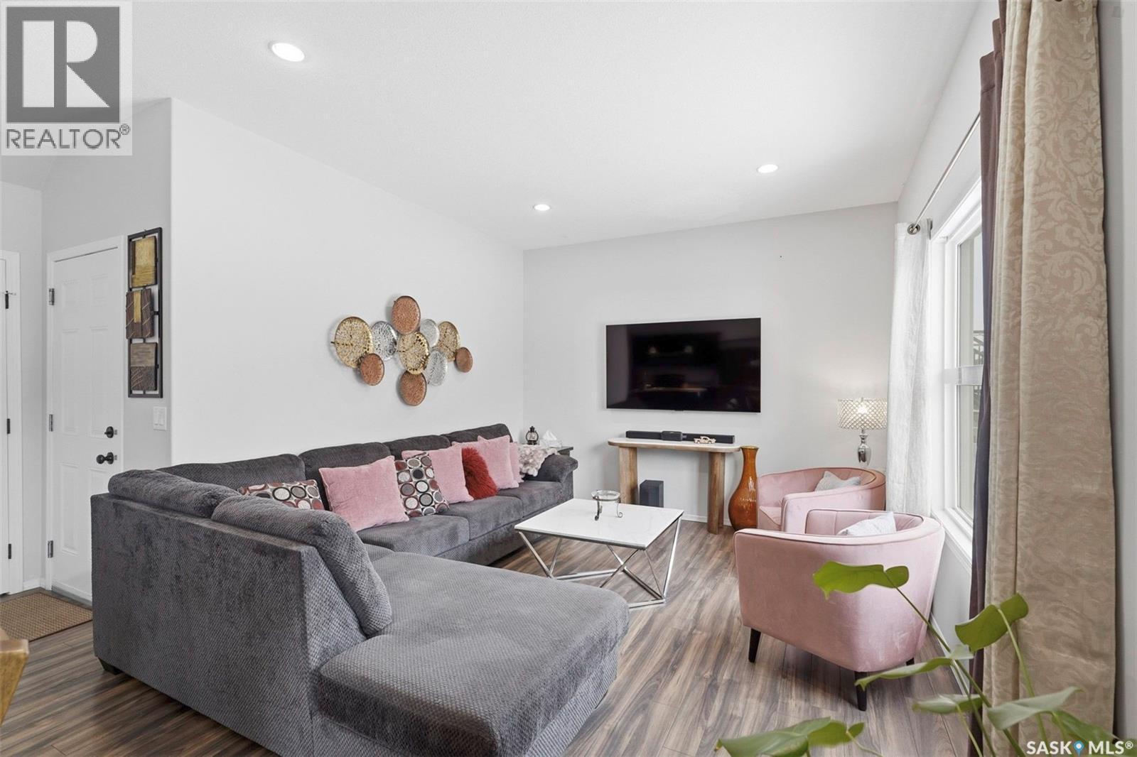 722 150 Langlois Way, Saskatoon, SK - Indoor Photo Showing Living Room