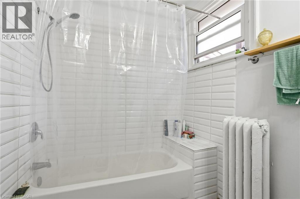 2nd floor - Unit 2 - 147 Emerald Street S, Hamilton, ON - Indoor Photo Showing Bathroom