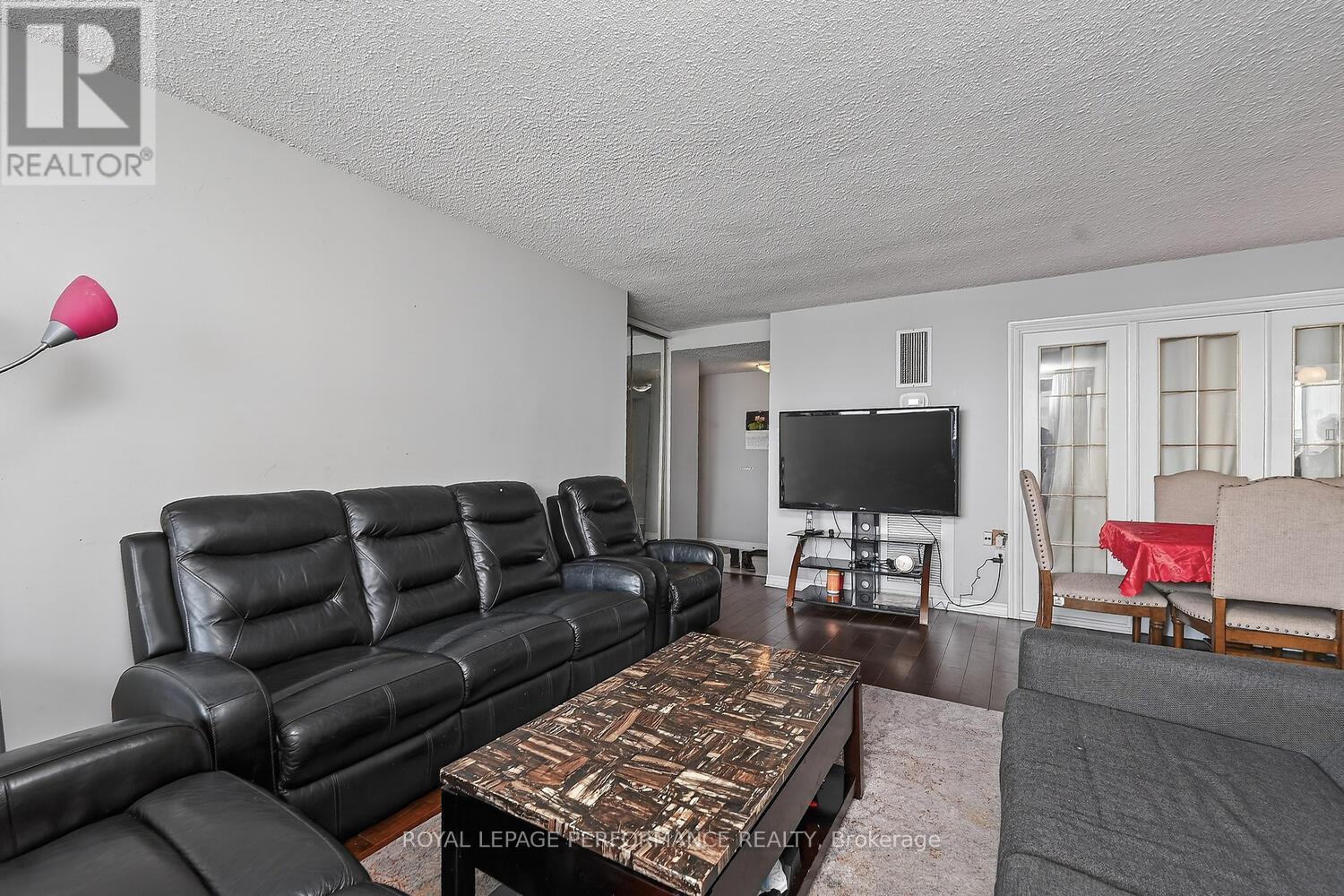 Living room - 2502 - 530 Laurier Avenue W, Ottawa, ON - Indoor Photo Showing Living Room