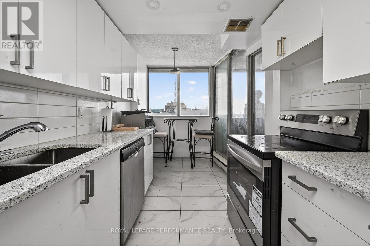 2502 - 530 Laurier Avenue W, Ottawa, ON - Indoor Photo Showing Kitchen With Double Sink With Upgraded Kitchen