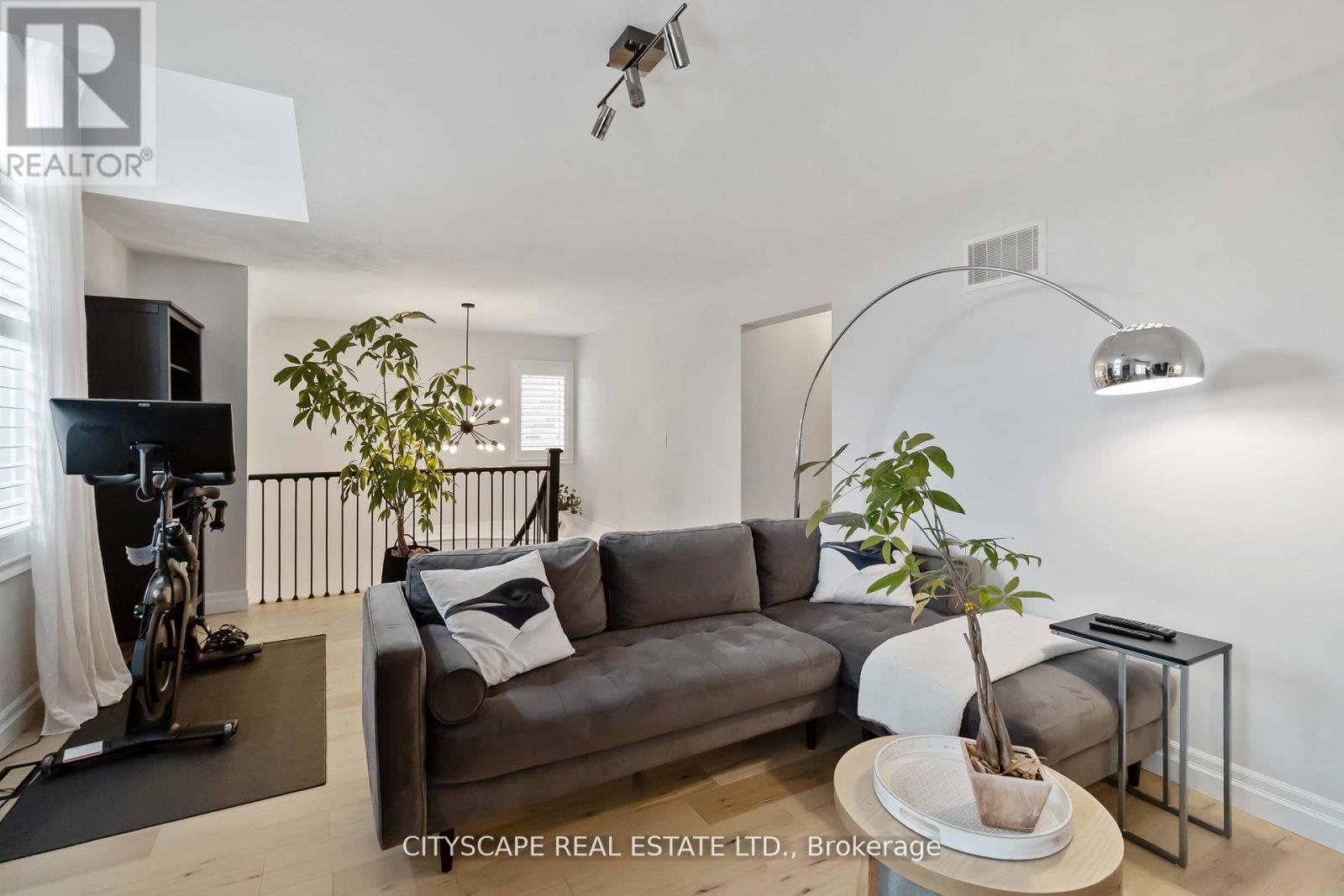 4269 Vivaldi Road, Burlington, ON - Indoor Photo Showing Living Room