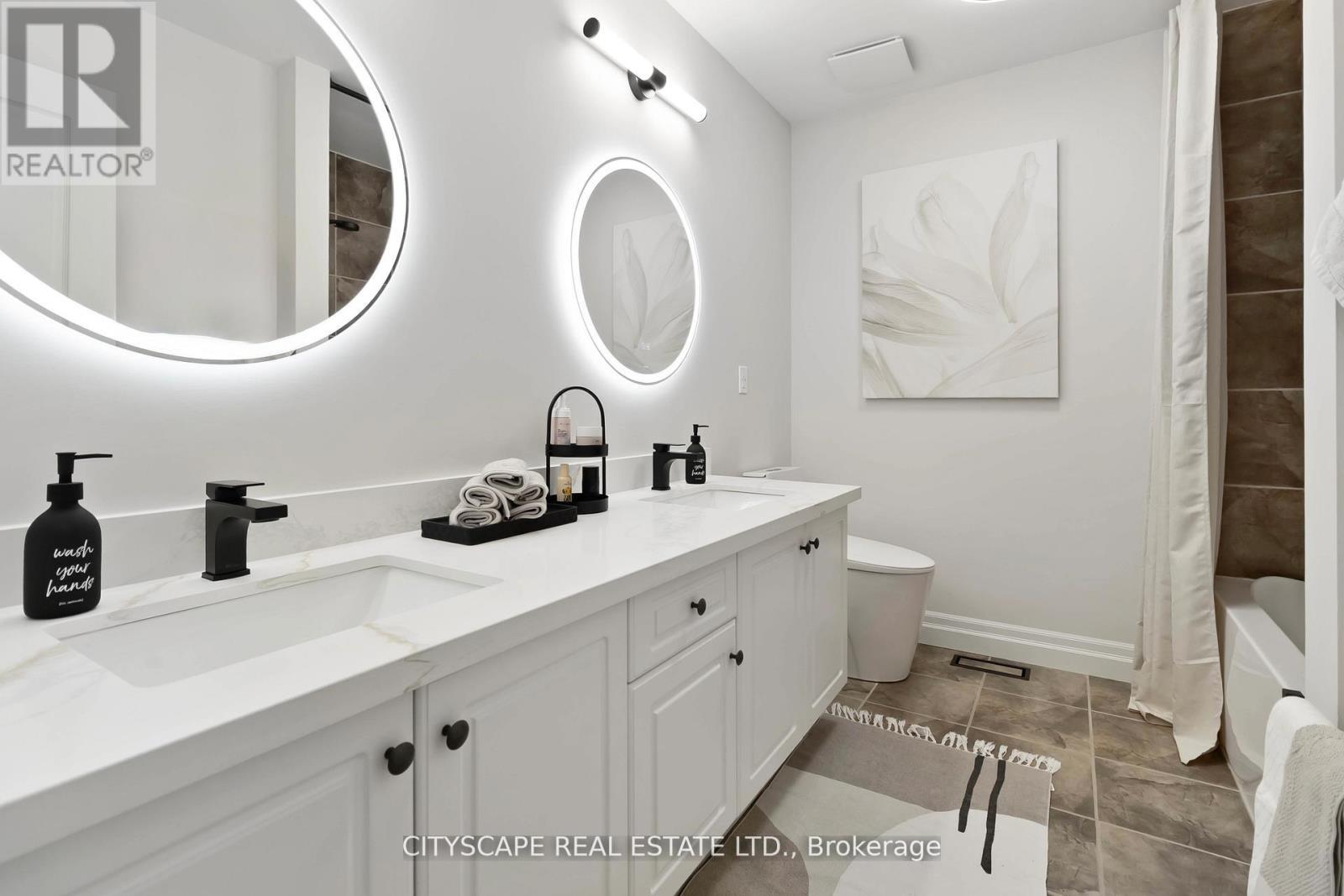 4269 Vivaldi Road, Burlington, ON - Indoor Photo Showing Bathroom