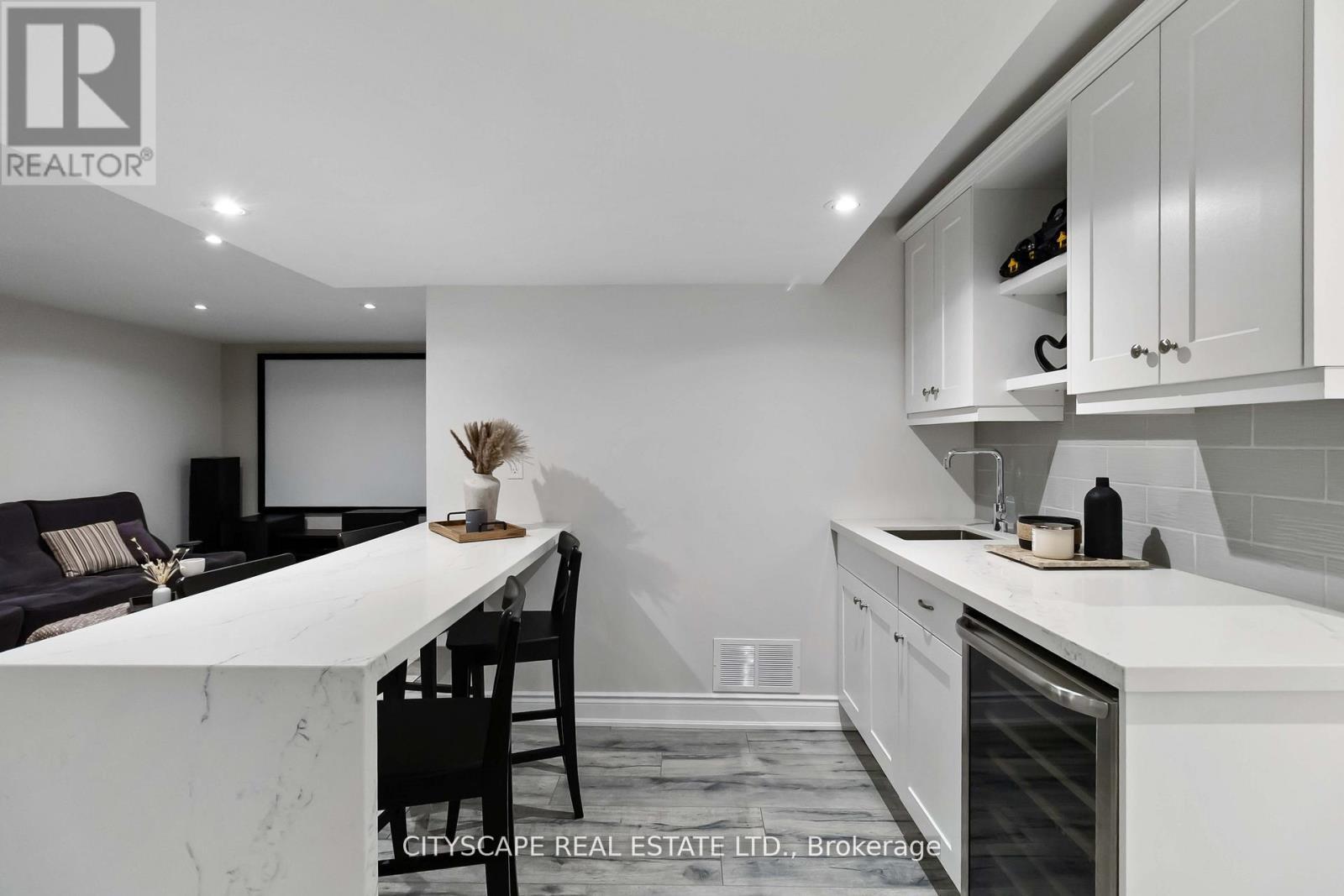4269 Vivaldi Road, Burlington, ON - Indoor Photo Showing Kitchen