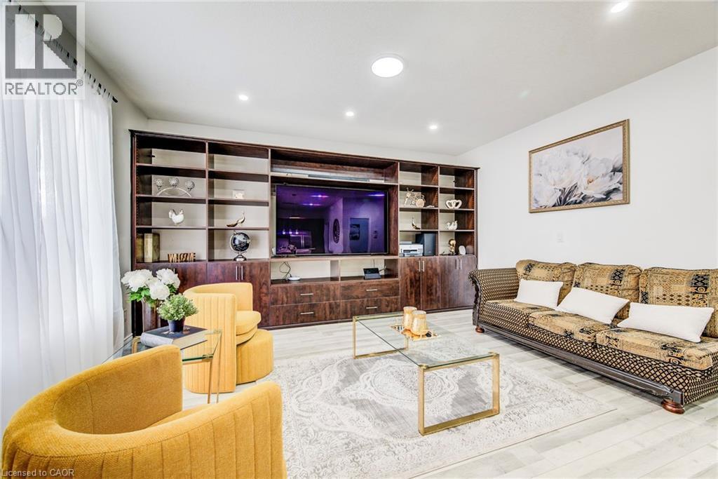617 Thorndale Drive, Waterloo, ON - Indoor Photo Showing Living Room