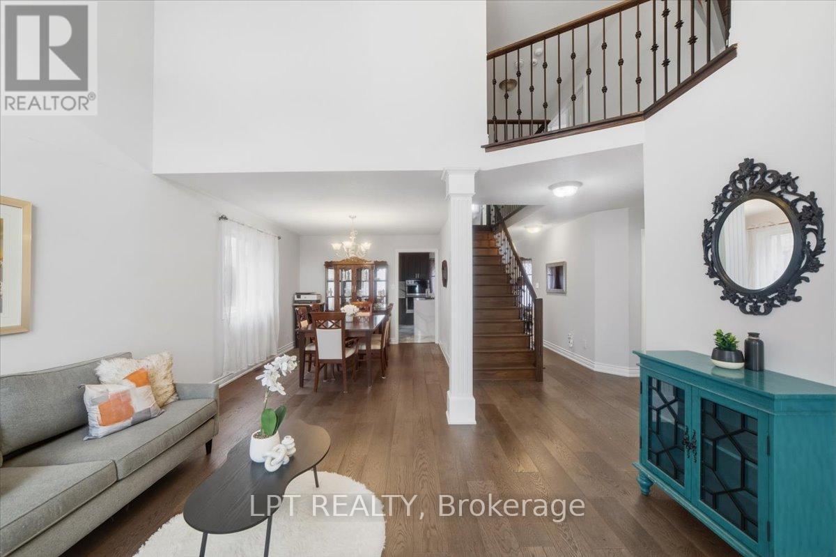 48 Nashville Circle, Hamilton, ON - Indoor Photo Showing Living Room