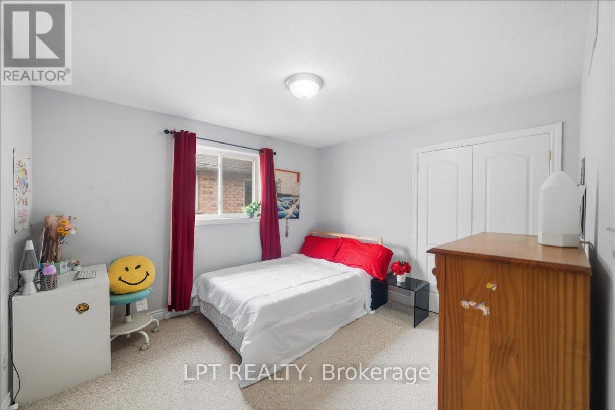 48 Nashville Circle, Hamilton, ON - Indoor Photo Showing Bedroom