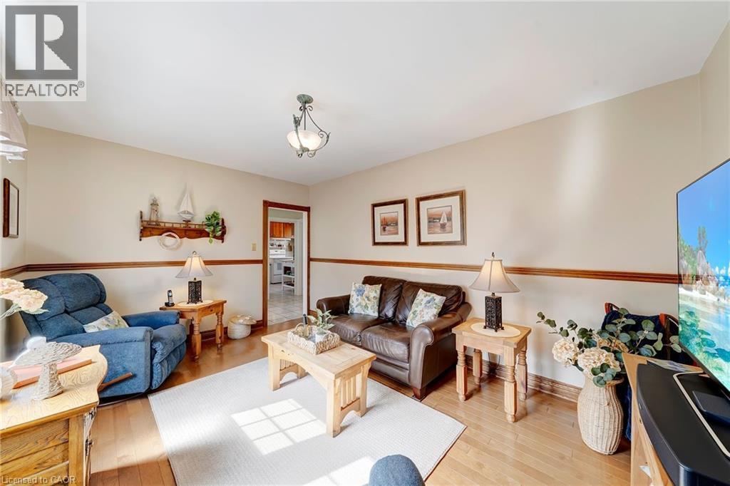 22 Churchill Avenue, Hamilton, ON - Indoor Photo Showing Living Room