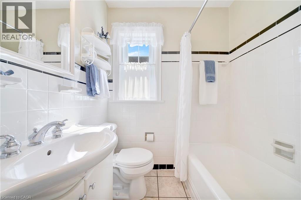 22 Churchill Avenue, Hamilton, ON - Indoor Photo Showing Bathroom