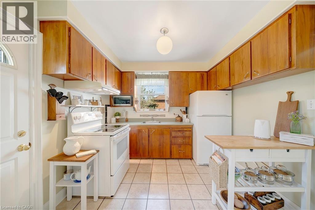 22 Churchill Avenue, Hamilton, ON - Indoor Photo Showing Kitchen