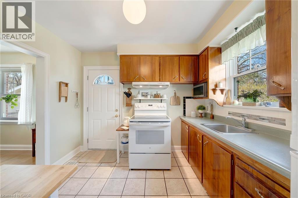 22 Churchill Avenue, Hamilton, ON - Indoor Photo Showing Kitchen