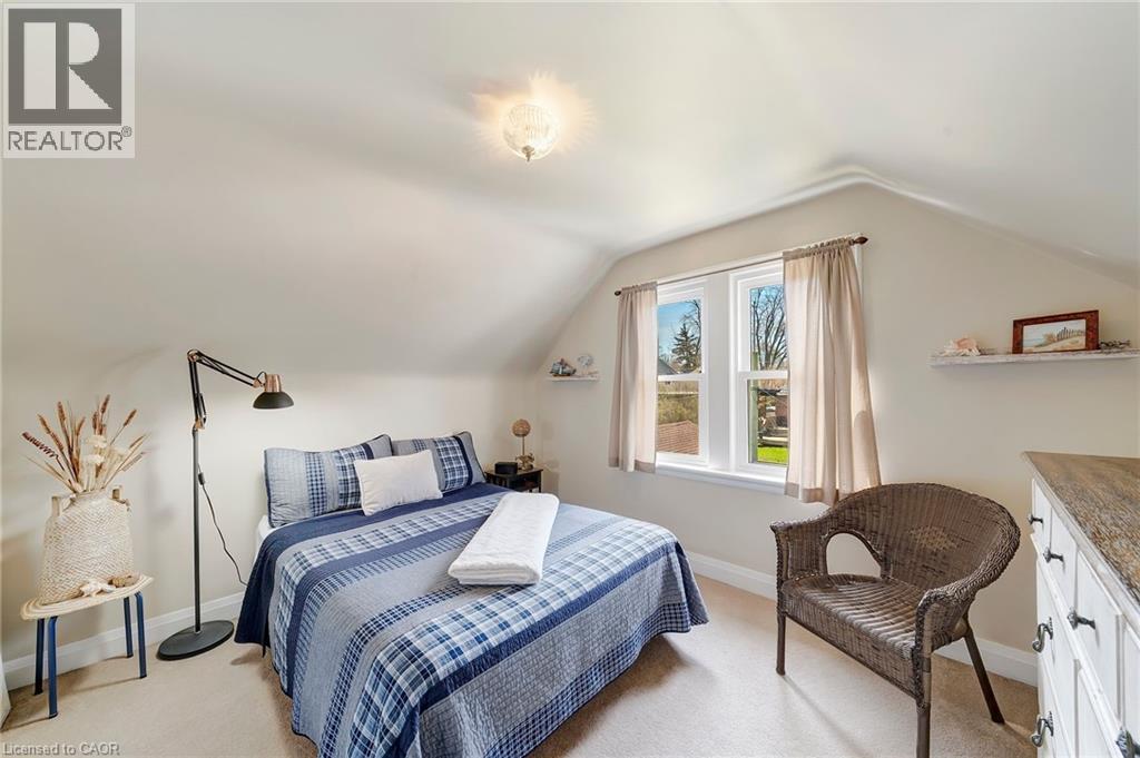 22 Churchill Avenue, Hamilton, ON - Indoor Photo Showing Bedroom