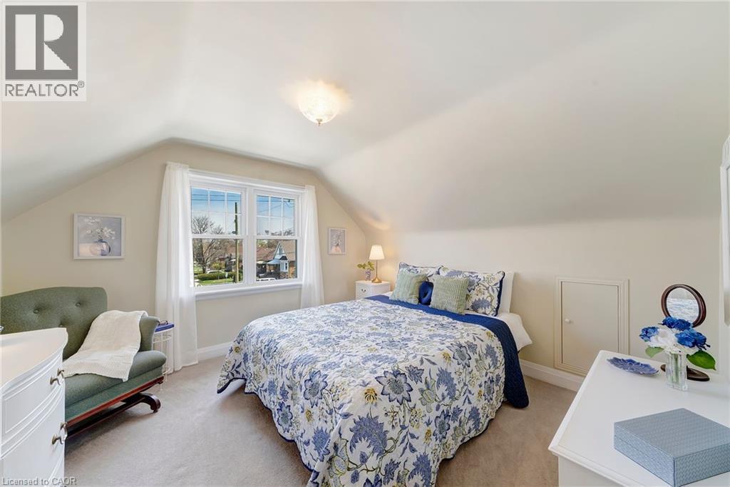22 Churchill Avenue, Hamilton, ON - Indoor Photo Showing Bedroom