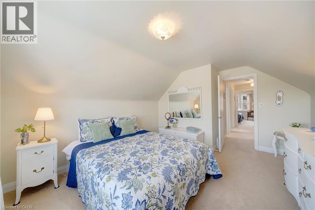 22 Churchill Avenue, Hamilton, ON - Indoor Photo Showing Bedroom