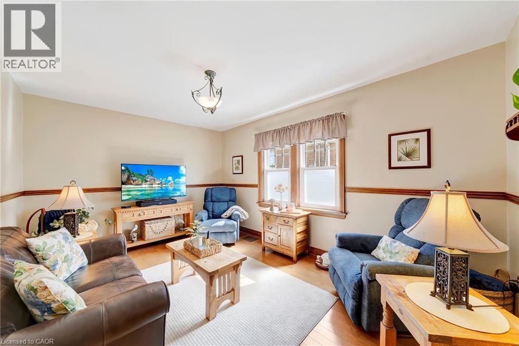 22 Churchill Avenue, Hamilton, ON - Indoor Photo Showing Living Room