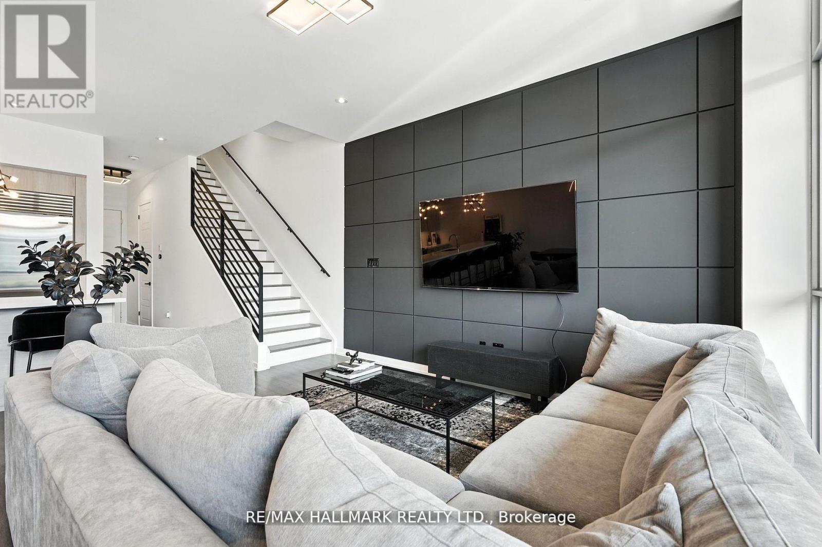 3658 Ferretti Court, Innisfil, ON - Indoor Photo Showing Living Room