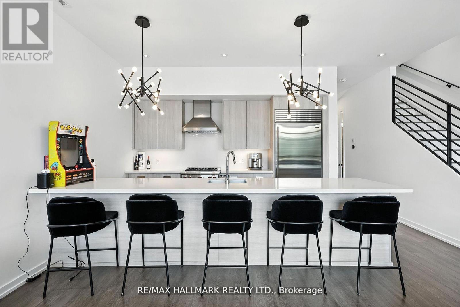 3658 Ferretti Court, Innisfil, ON - Indoor Photo Showing Kitchen With Upgraded Kitchen
