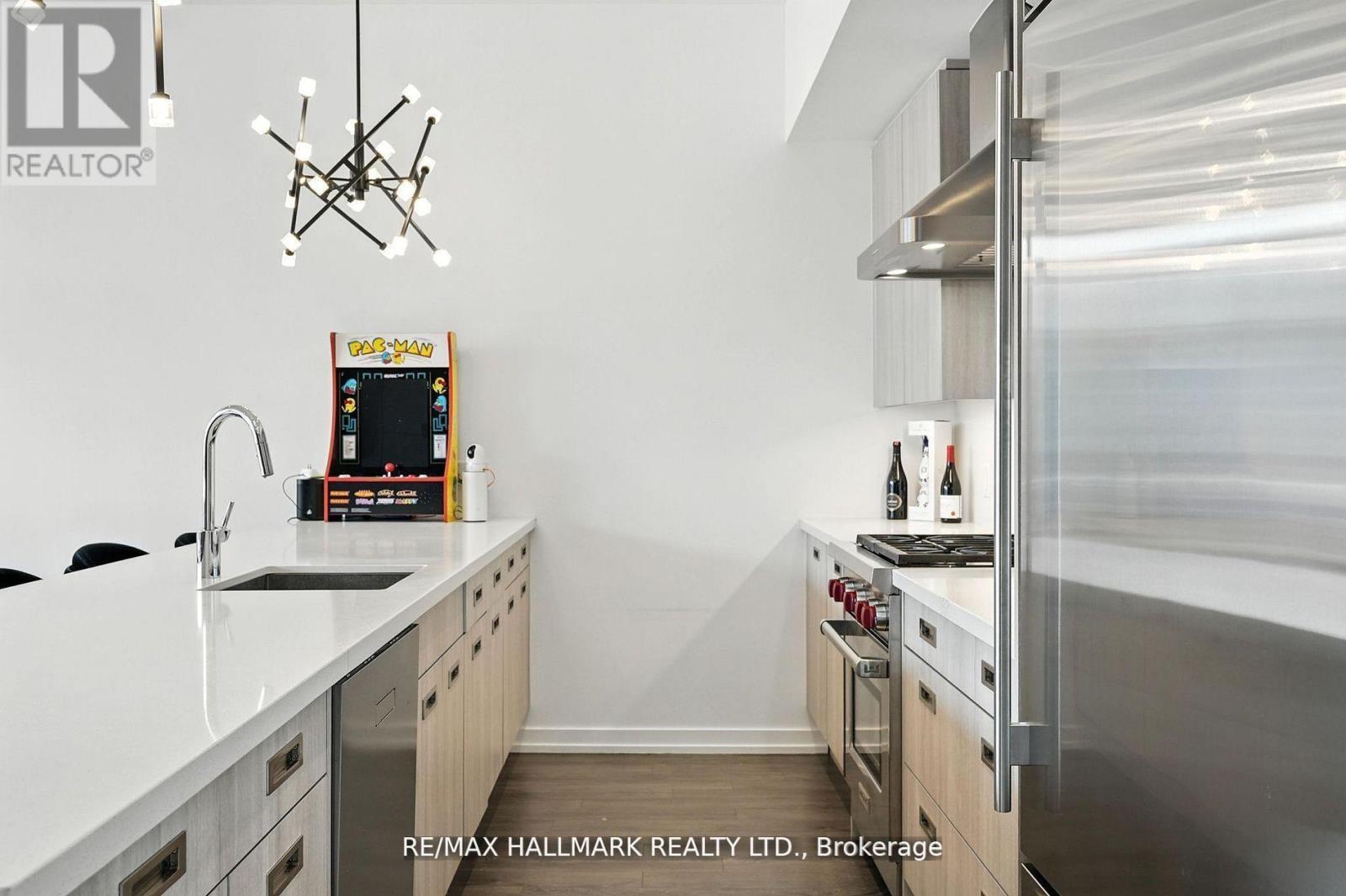 3658 Ferretti Court, Innisfil, ON - Indoor Photo Showing Kitchen With Upgraded Kitchen