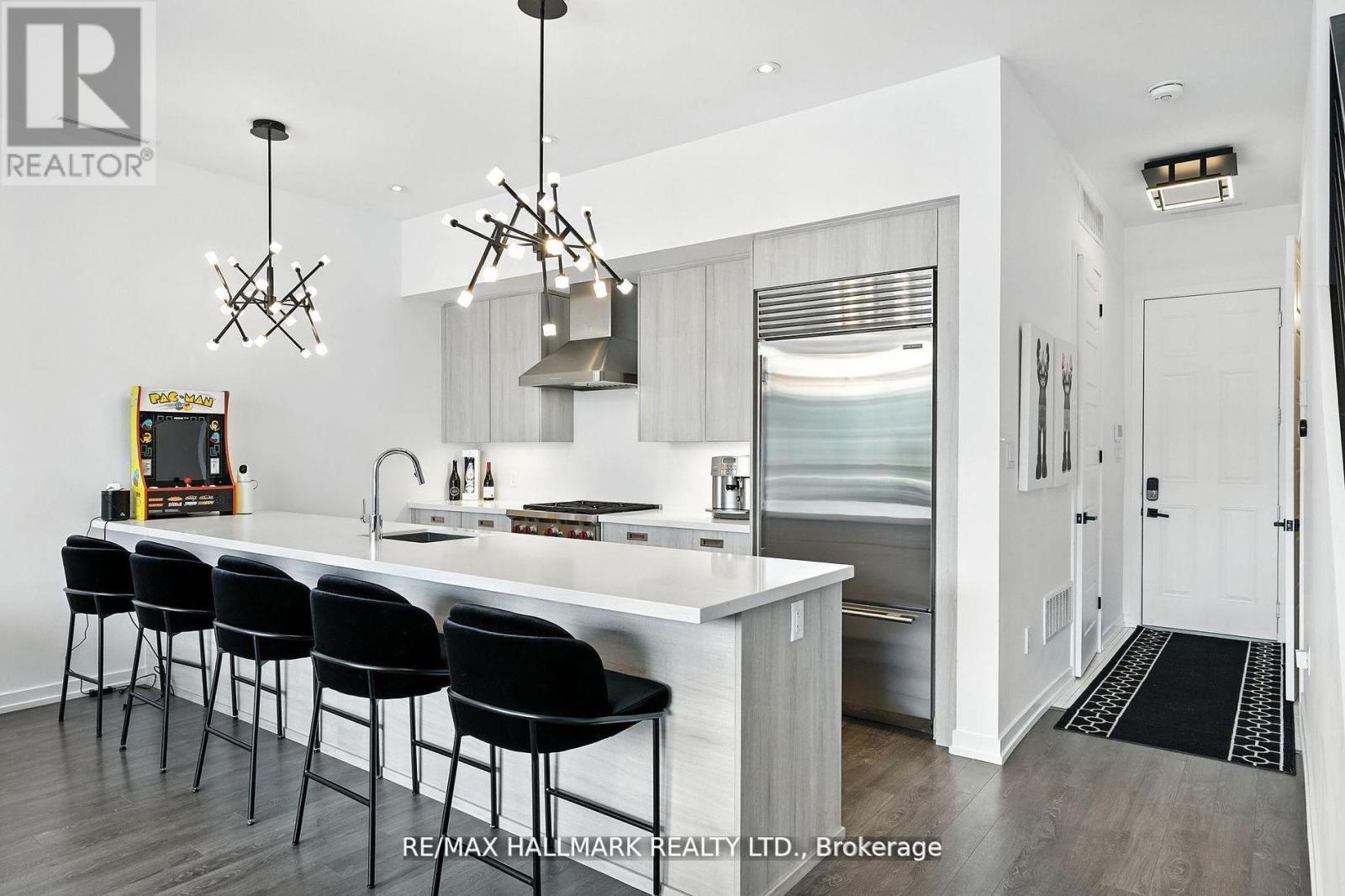 3658 Ferretti Court, Innisfil, ON - Indoor Photo Showing Kitchen With Upgraded Kitchen