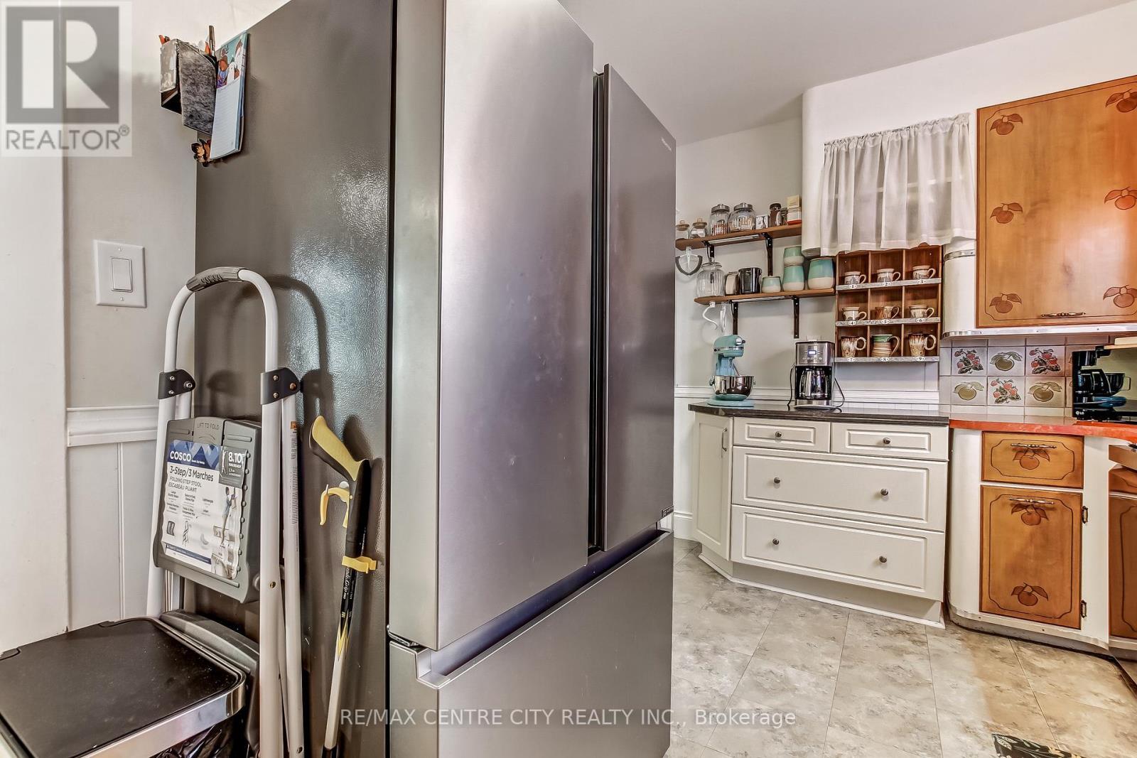 92 Forest Avenue, St. Thomas, ON - Indoor Photo Showing Kitchen