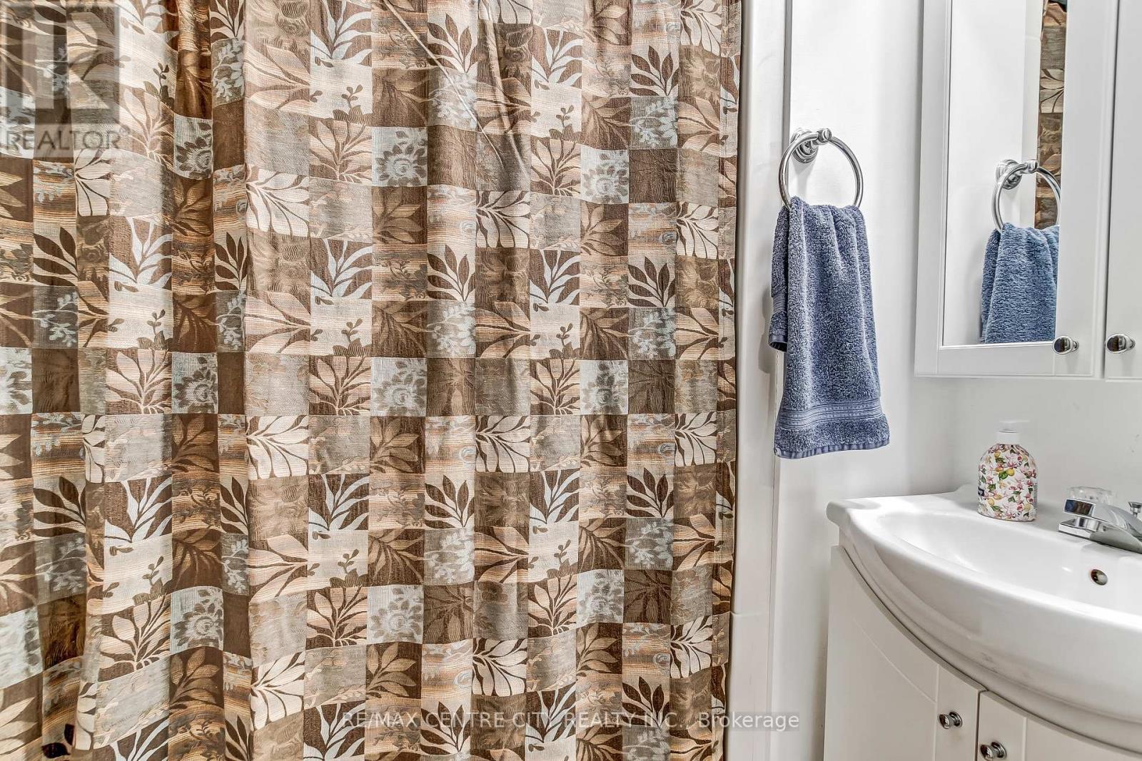 92 Forest Avenue, St. Thomas, ON - Indoor Photo Showing Bathroom