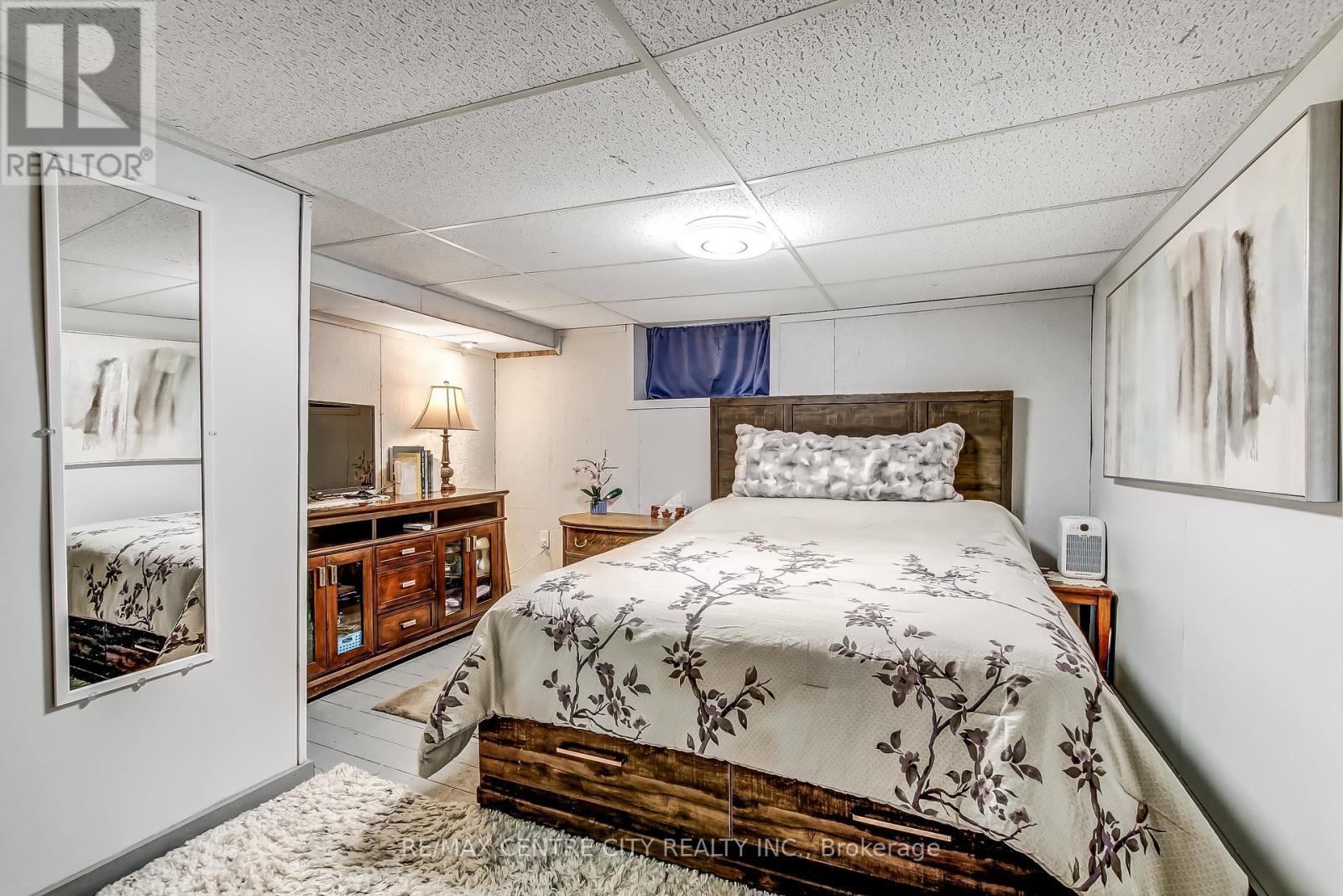 92 Forest Avenue, St. Thomas, ON - Indoor Photo Showing Bedroom