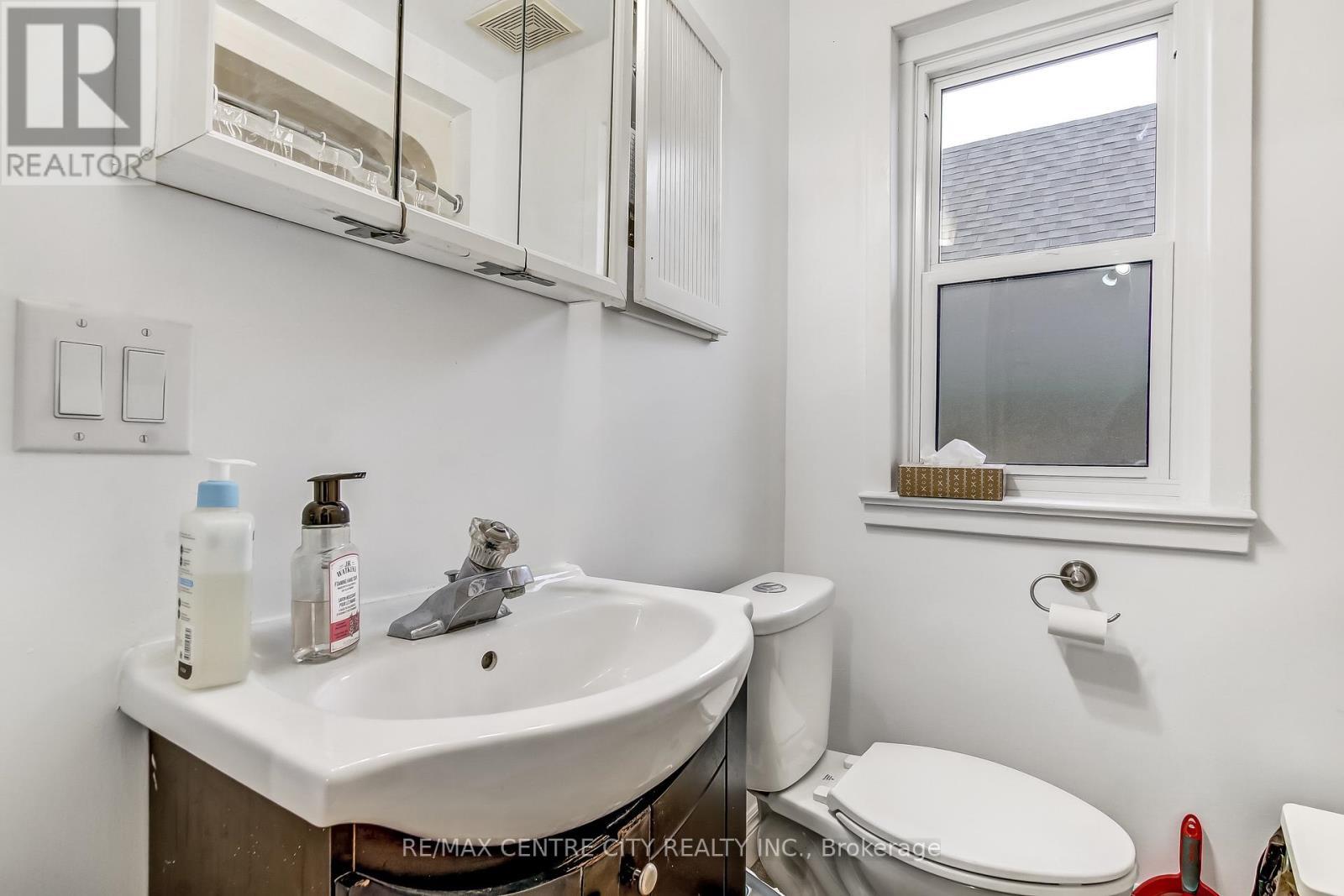 92 Forest Avenue, St. Thomas, ON - Indoor Photo Showing Bathroom