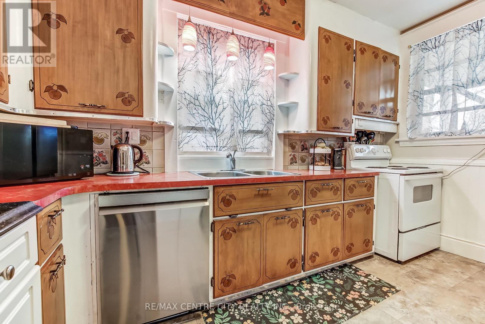 92 Forest Avenue, St. Thomas, ON - Indoor Photo Showing Kitchen With Double Sink
