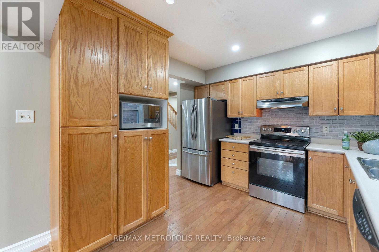 135 Veronica Drive, Kitchener, ON - Indoor Photo Showing Kitchen