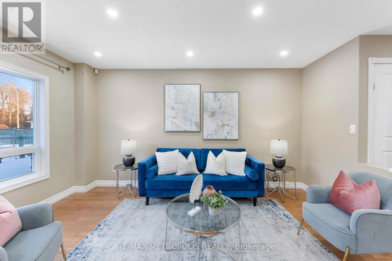 135 Veronica Drive, Kitchener, ON - Indoor Photo Showing Living Room