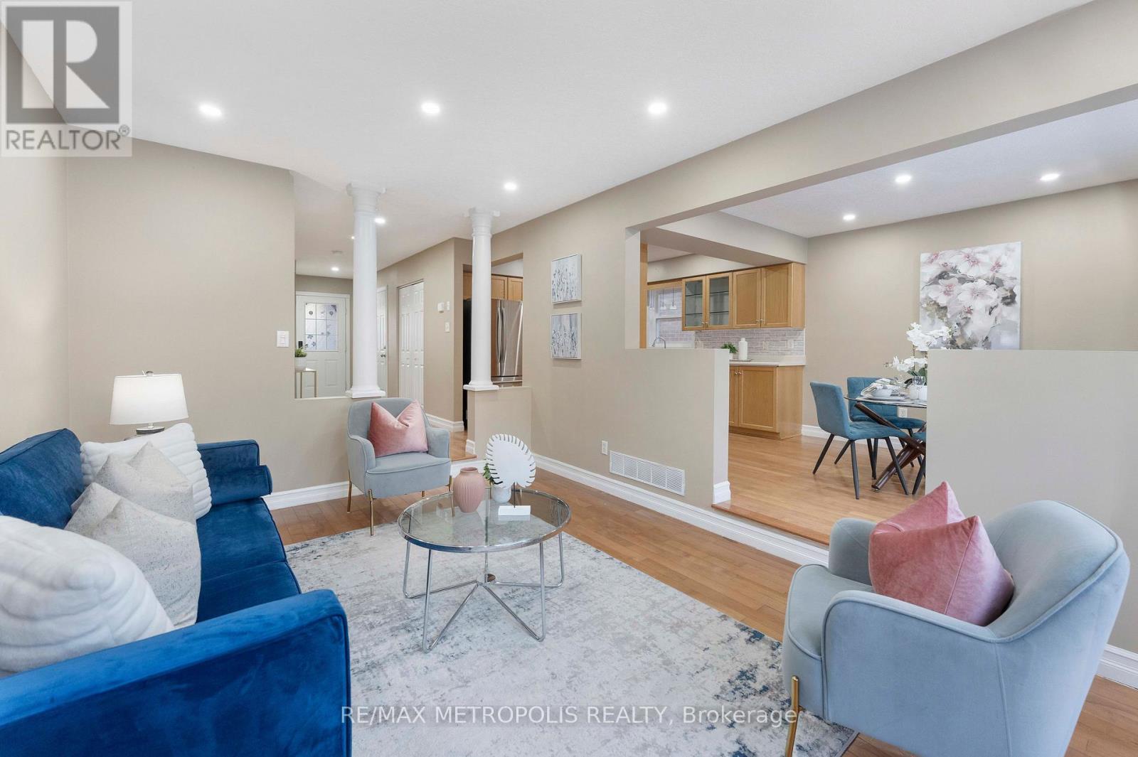 135 Veronica Drive, Kitchener, ON - Indoor Photo Showing Living Room