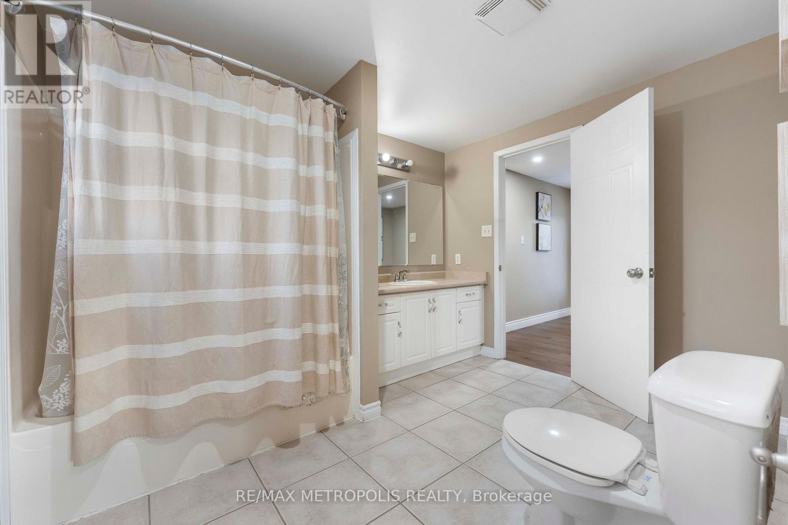135 Veronica Drive, Kitchener, ON - Indoor Photo Showing Bathroom