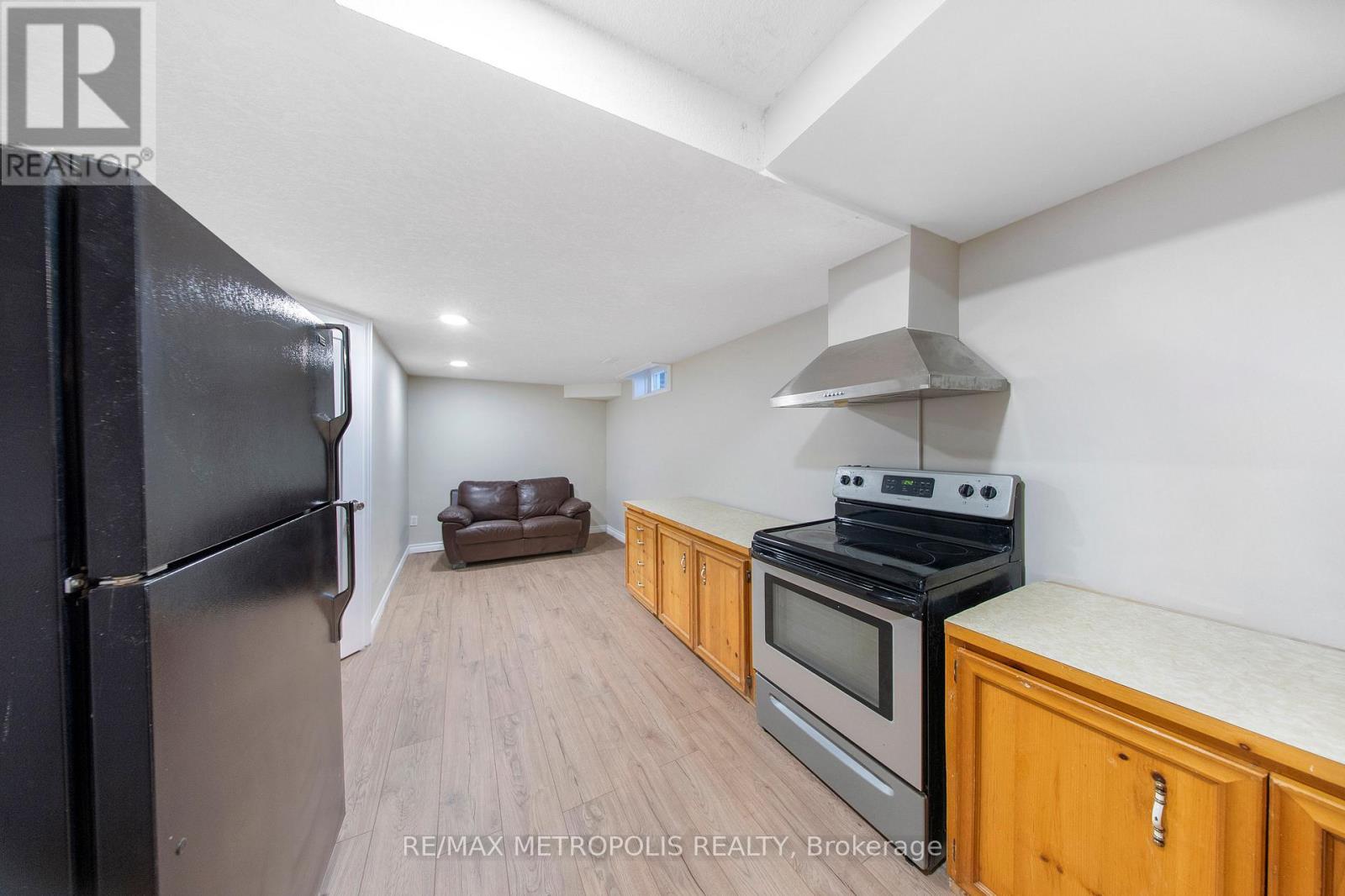 135 Veronica Drive, Kitchener, ON - Indoor Photo Showing Kitchen