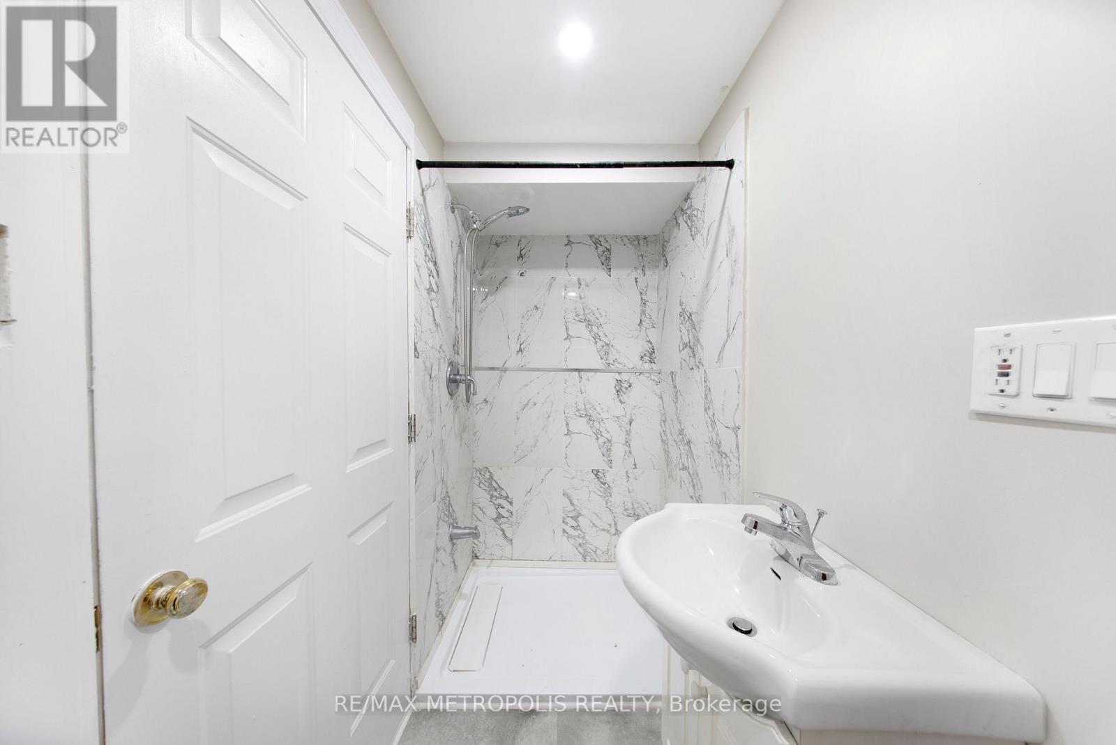 135 Veronica Drive, Kitchener, ON - Indoor Photo Showing Bathroom