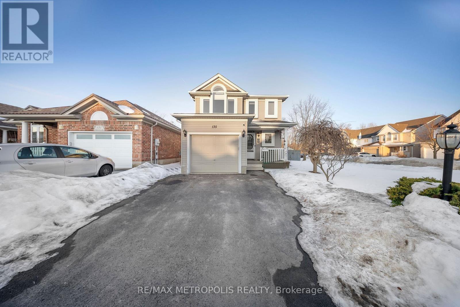 135 Veronica Drive, Kitchener, ON - Outdoor With Facade