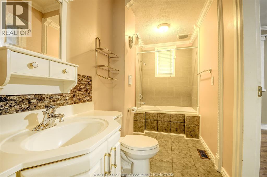 456 Chilver Unit# Lower, Windsor, ON - Indoor Photo Showing Bathroom