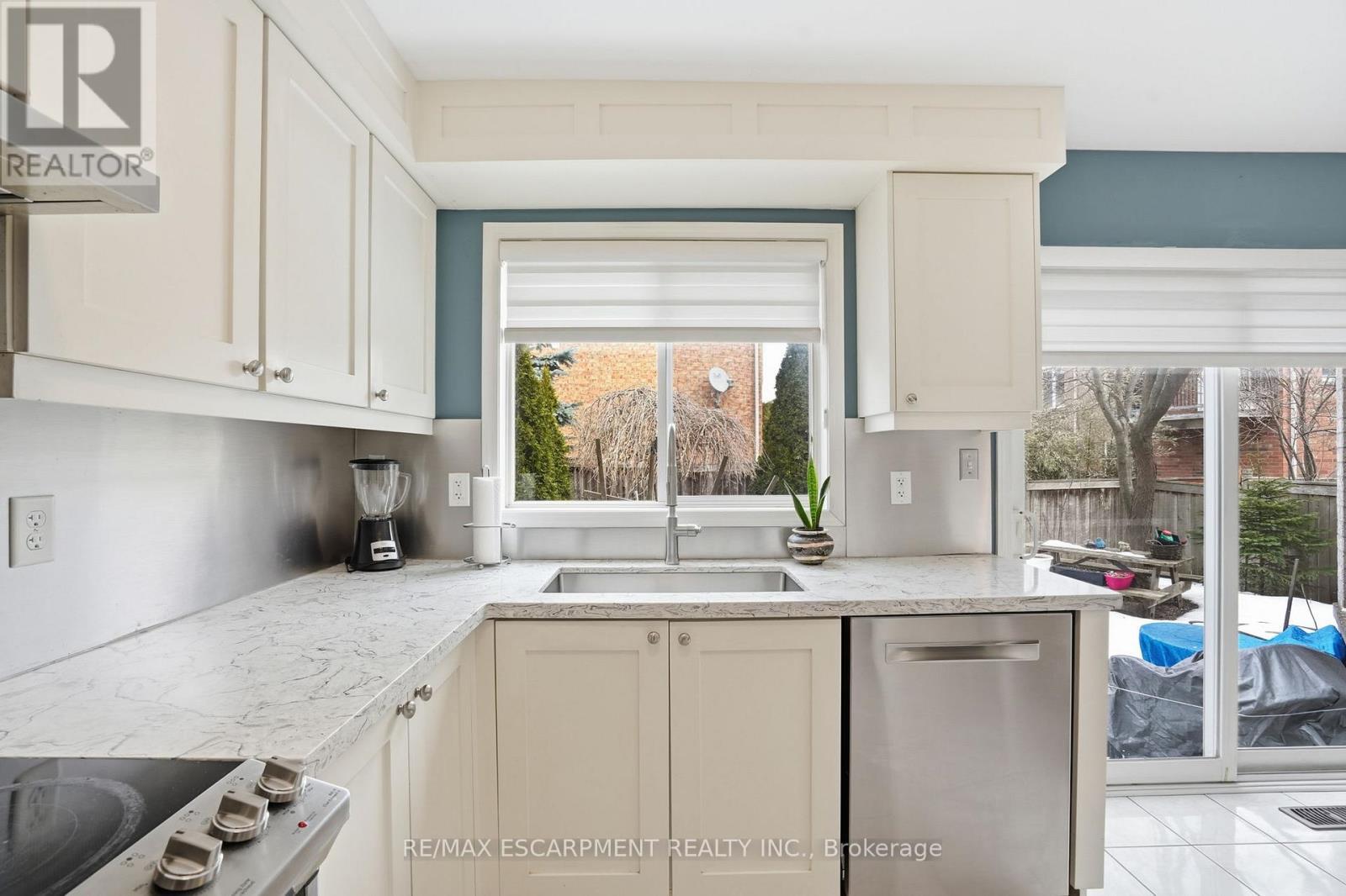 2505 Valleyridge Drive, Oakville, ON - Indoor Photo Showing Kitchen