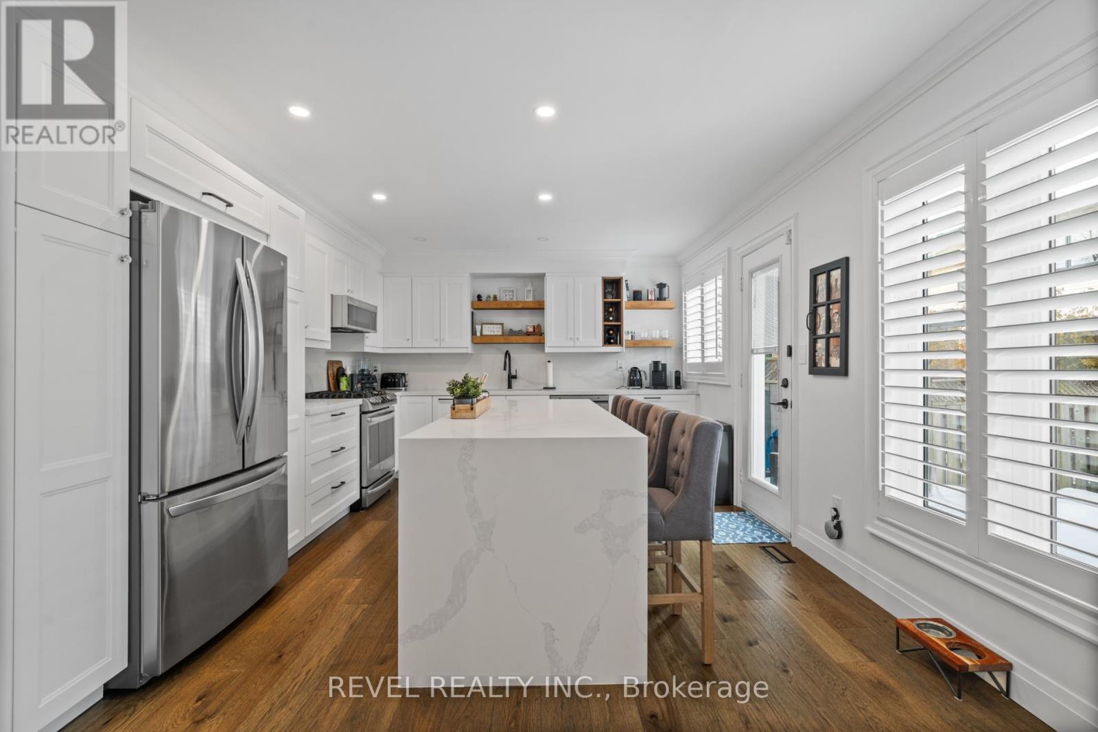 5609 Thorn Lane, Burlington, ON - Indoor Photo Showing Kitchen With Upgraded Kitchen